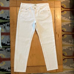 Garnet Hill white, straight, slim cut stretchy jeans. Cotton & spandex 10p
